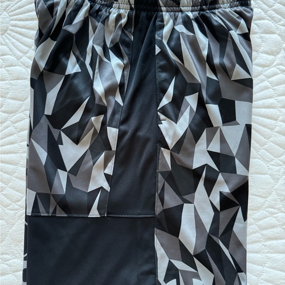 Under Armour Boys Shorts- Size Junior Medium - Picture 13 of 15